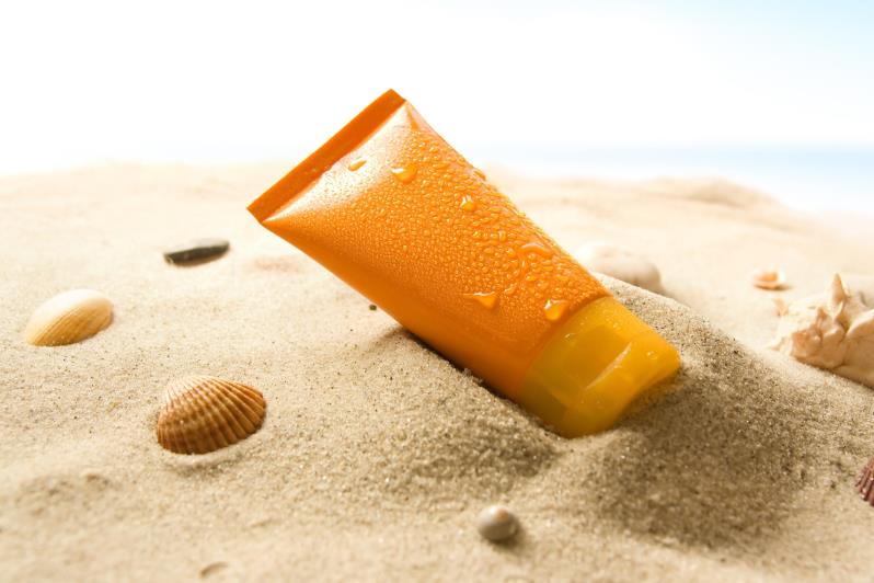 Солнцезащитный крем на пляже 