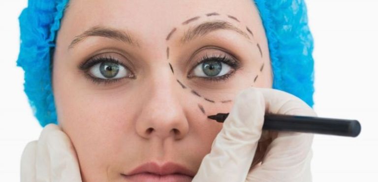 Хирург рисует разметку в области глаз